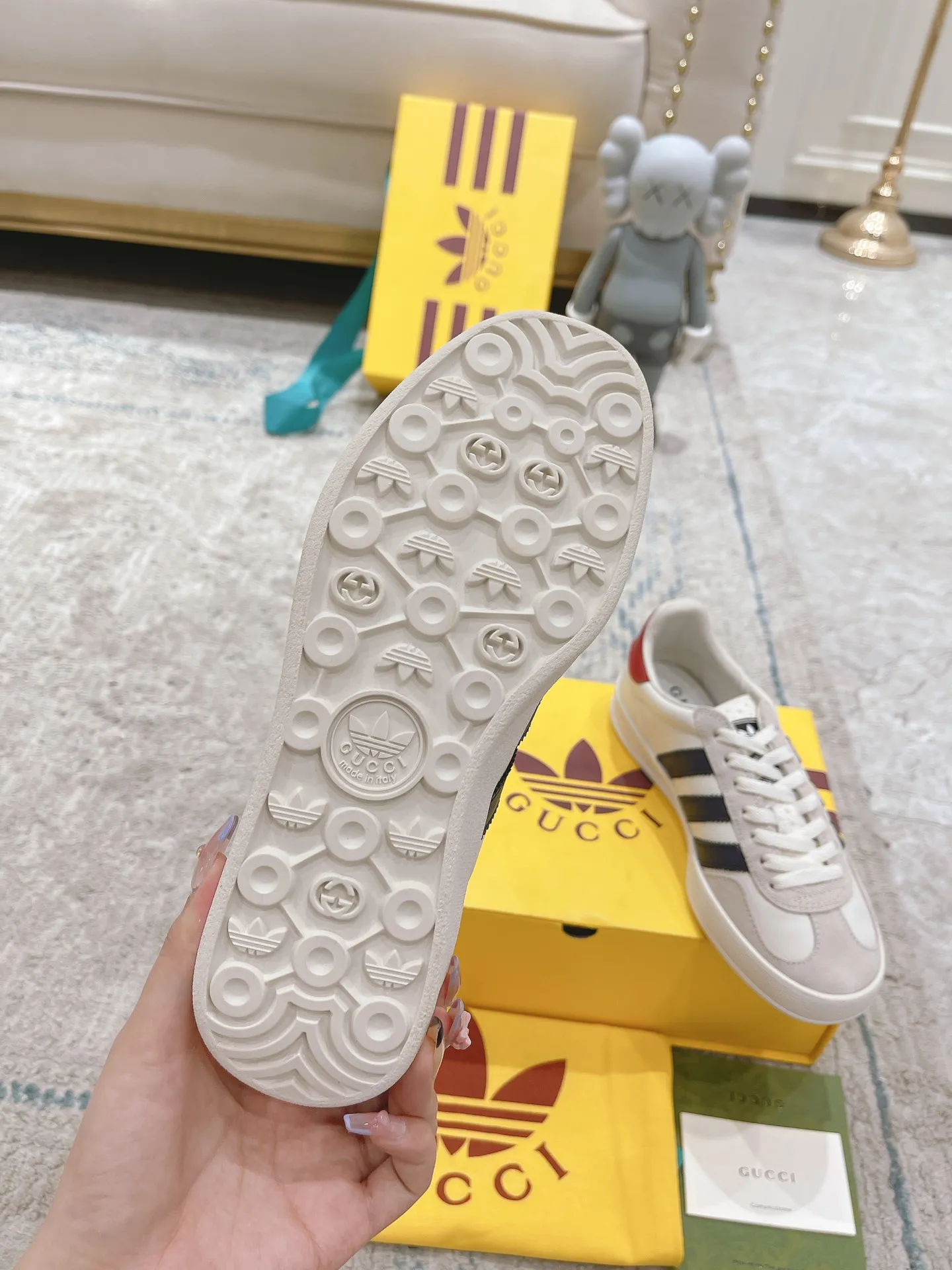 👟👟Ex-factory price 480👟👟 Gucci Adida S Gucci clover co-branded Italian 2022 Fashion Week catwalk model Dexun shoes casual shoes exclusive first release #Correct splicing co-branded shoe box with shoelaces included Synchronous counter #Gucci/Adida splicing cloth dust bag #Integration of two luxury brand elements T👟👟Ex-factory price U soft bottom The original version is the same. Size: 35-40 for women and 39-45 for men.
